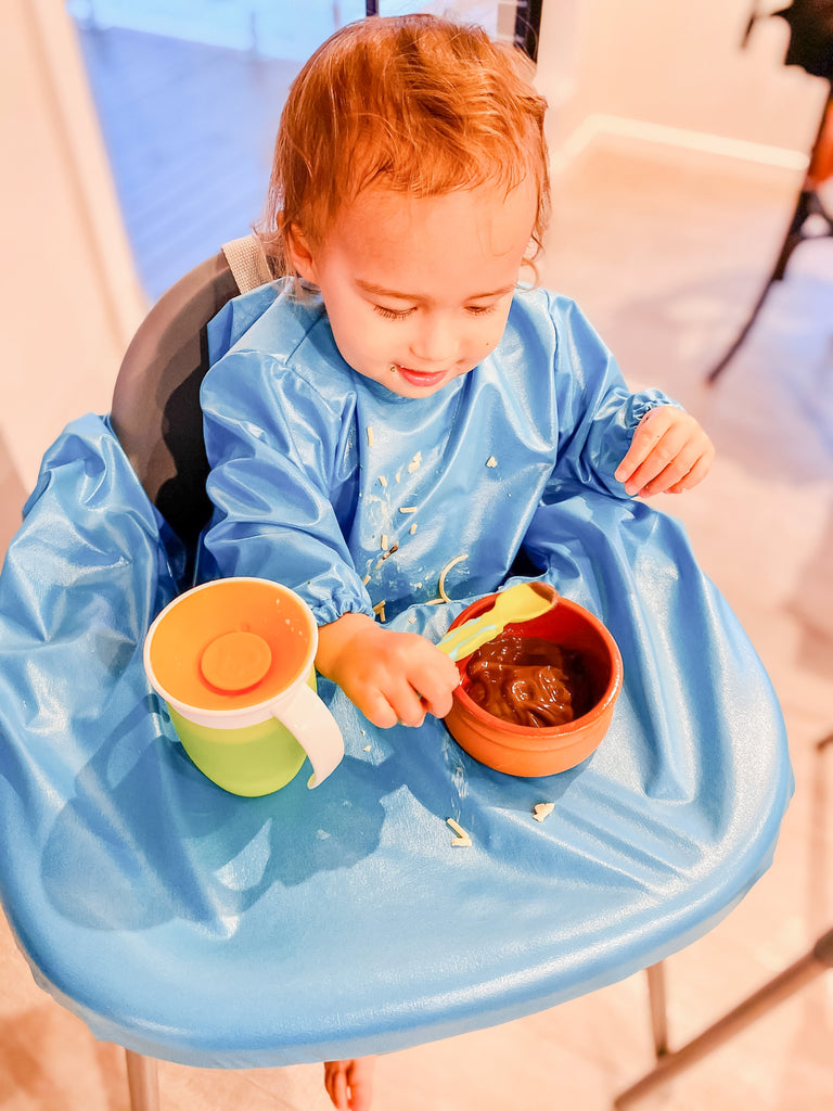 The best baby feeding bibs. Baby feeds self using the Mess Me Not Smock